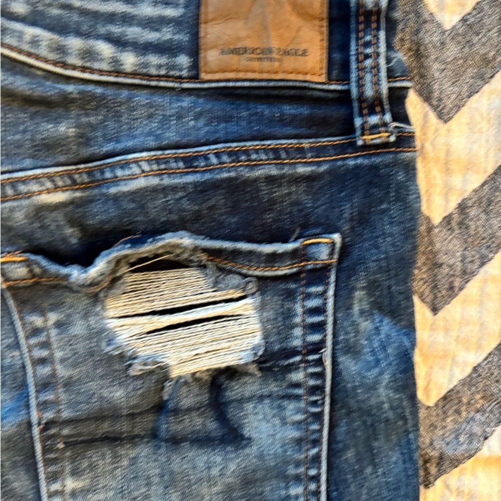 American Eagle Women's Distressed Jean Shorts - Dark Blue size 4 (D5526) - Picture 6 of 6